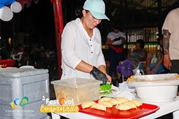 Mujer emprendedora haciendo empanadas