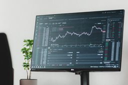 monitor de computador con estadisticas empresariales