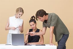 Tres jóvenes empresarios trabajando con un computador