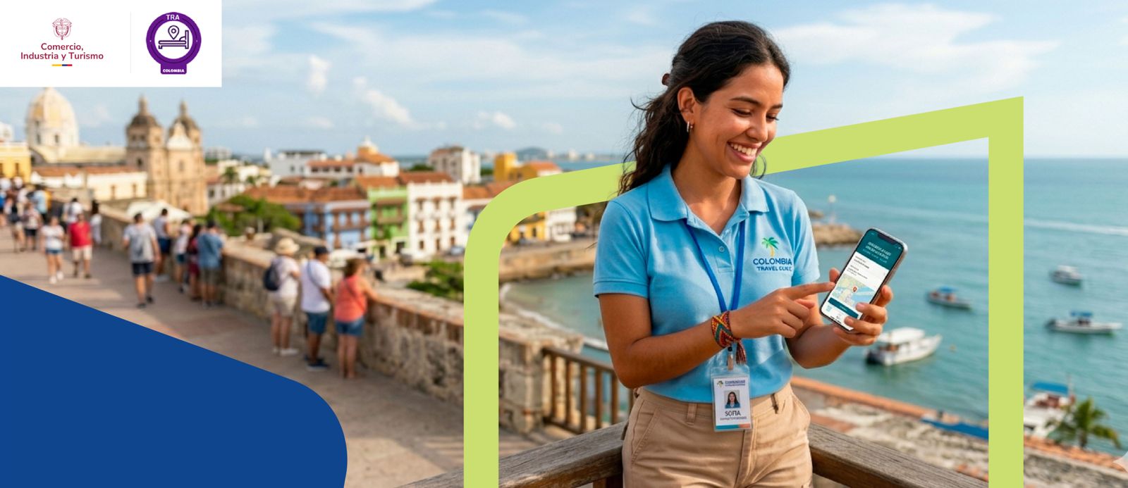 Funcionaria del sector turismo sostiene un celular con la Tarjeta de Registro de Alojamiento (TRA) frente a un paisaje turístico costero de Cartagena.