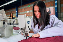 Mujer trabajando en una máquina de confección.